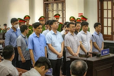 Các bị cáo nghe tòa tuyên án.