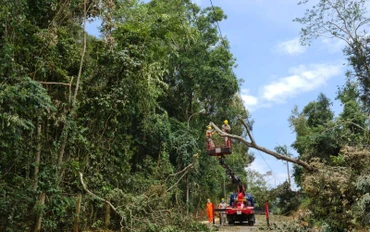 Công nhân Điện lực Điện Biên khắc phục sự cố tại địa bàn xã Pá Khoang, thành phố Điện Biên Phủ.