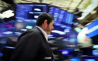 Người tham gia giao dịch tại Sàn giao dịch chứng khoán New York (NYSE), Mỹ, ngày 15/6/2022. (Ảnh: Reuters)