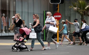 Mua sắm tại TP Auckland, New Zealand, ngày 10/11/2021. (Ảnh: Reuters)