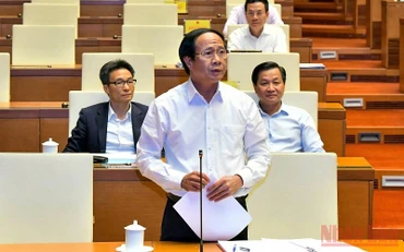 Phó Thủ tướng Lê Văn Thành báo cáo một số nội dung liên quan đến các dự án đường cao tốc. (Ảnh: NGUYÊN KHOA)