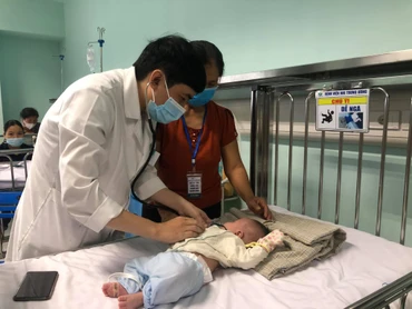 BSCK2 Lê Thanh Chương, Trưởng khoa Hồi Sức hô hấp, Trung tâm Hô hấp thăm khám cho bệnh nhi.