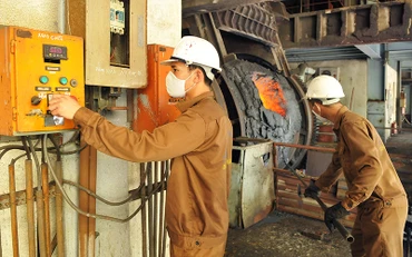 Dây chuyền sản xuất tại Nhà máy luyện đồng Lào Cai. (Ảnh ANH SƠN) 