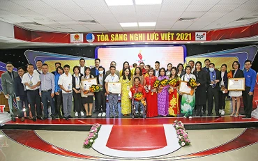 Quang cảnh buổi lễ tuyên dương các tấm gương “Tỏa sáng nghị lực Việt” năm 2021.