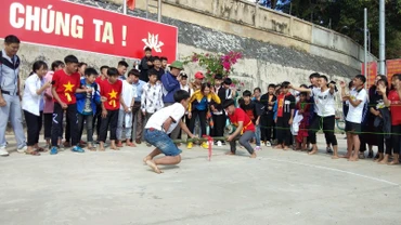 Học sinh các trường thi đẩy gậy trong Ngày hội Văn hóa dân gian dân tộc Thái, dân tộc H’Mông.