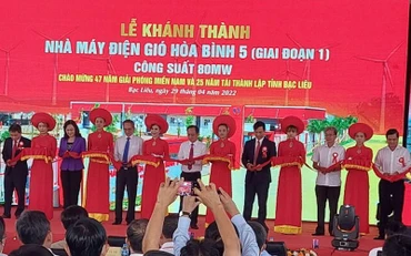 Cắt băng khánh thành dự án điện gió Hòa Bình 5 ở Bạc Liêu.