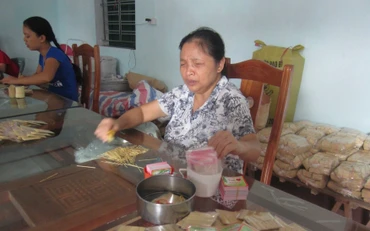 Hội viên nữ làm tăm tre tại cơ sở sản xuất của Hội Người mù huyện Thanh Hà (Hải Dương).