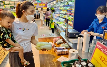 Người dân mua sắm hàng hóa được khuyến mãi, giảm giá tại một siêu thị Co.opmart ở Thành phố Hồ Chí Minh. (Ảnh: CTV)