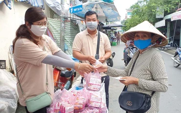 Tạm dừng hoạt động kinh doanh xổ số và giãn cách xã hội khiến người bán vé số dạo gặp nhiều khó khăn.