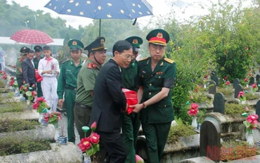 Các đại biểu di chuyển hài cốt liệt sĩ về nơi an táng.