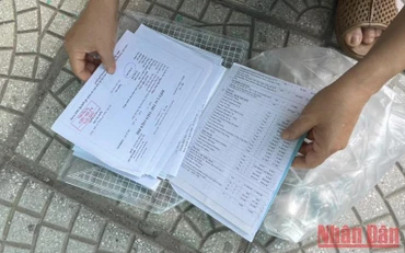 Bệnh nhân mòn mỏi chờ đợi thuốc bảo hiểm y tế. (Ảnh: SƠN BÁCH)