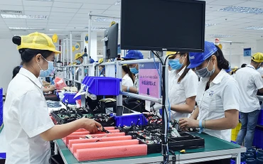 Dây chuyền sản xuất sản phẩm âm thanh của Công ty TNHH Ðiện khí Quốc Quang, tỉnh Quảng Nam. Ảnh: VĨNH LỘC 