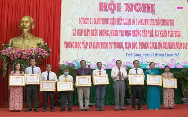 Tuyên dương, khen thưởng những tập thể và cá nhân điển hình tiêu biểu trong học tập và làm theo tư tưởng, đạo đức, phong cách Hồ Chí Minh. (Ảnh: BÁ DŨNG) 