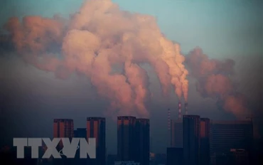 Khí thải tại nhà máy nhiệt điện ở Trường Xuân, tỉnh Cát Lâm, Trung Quốc. (Ảnh: AFP/TTXVN)
