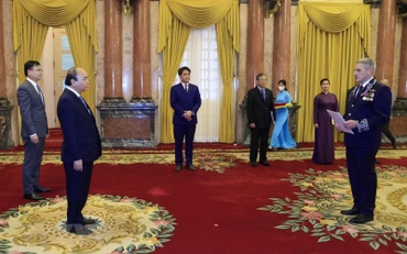 Đại sứ Belarus Vladzimir Baravikov trình Quốc thư lên Chủ tịch nước Nguyễn Xuân Phúc. (Ảnh: Thống Nhất/TTXVN)
