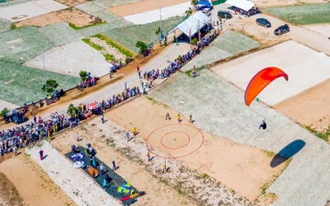 Các vận động viên thi đấu giải Dù lượn Việt Nam mở rộng tại huyện đảo Lý Sơn năm 2019. (Ảnh: MT)