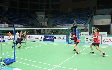 Chung kết đôi nam nữ Giải cầu lông các cây vợt xuất sắc quốc gia năm 2022. (Ảnh CÔNG DOANH) 
