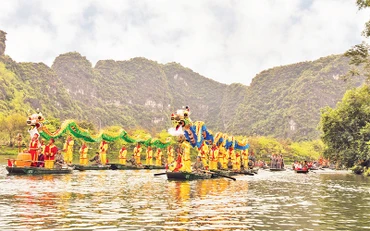 Múa rồng trong Lễ hội Tràng An thuộc Di sản Văn hóa và Thiên nhiên thế giới Tràng An (Ninh Bình). Ảnh: Trường Huy