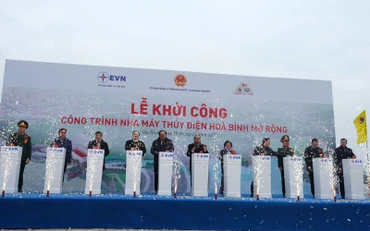 Thủ tướng Chính phủ Nguyễn Xuân Phúc (đứng giữa) cùng các đại biểu tham gia nghi thức khởi công công trình.