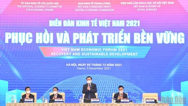 Ảnh: Các đại biểu dự Diễn đàn Kinh tế đóng góp ý kiến thảo luận