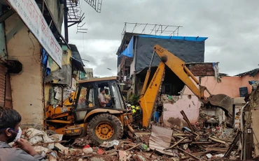 Hiện trường vụ sập nhà tại Mumbai, Ấn Độ, tối 9-6. (Ảnh: Reuters)
