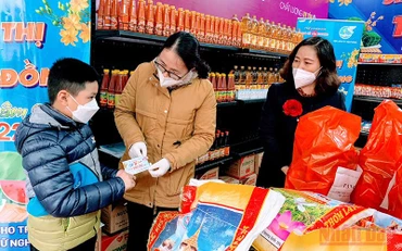 Trao quà Tết tặng trẻ em có hoàn cảnh khó khăn tại "Siêu thị Tết 0 đồng".
