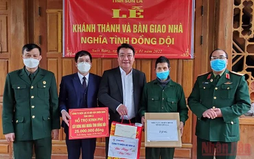 Trao biển bàn giao nhà tình nghĩa đồng đội cho gia đình ông Mùi Văn Tuần.