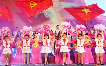 Hát mừng Đảng quang vinh. Ảnh: ĐĂNG KHOA