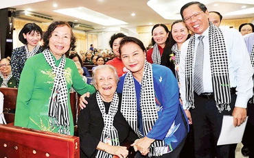 Chủ tịch Quốc hội Nguyễn Thị Kim Ngân đến dự họp mặt nhân kỷ niệm 60 năm phong trào Đồng khởi (Bến Tre). Ảnh: TRỌNG ĐỨC (TTXVN)