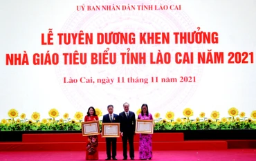Trao danh hiệu Nhà giáo ưu tú cho các giáo viên có thành tích xuất sắc.