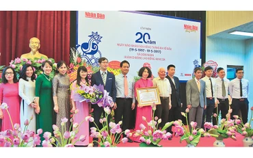 Báo Nhân Dân hằng tháng vinh dự đón nhận Huân chương Lao động hạng Ba tại Lễ kỷ niệm 20 năm ngày báo ra số đầu (19/5/2017). Ảnh: Hồng Vĩnh