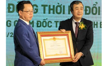 Bí thư Tỉnh ủy Thái Bình Ngô Đông Hải (bên phải) trao danh hiệu Anh hùng Lao động cho ông Trần Mạnh Báo, Chủ tịch HĐQT Tập đoàn ThaiBinh Seed.