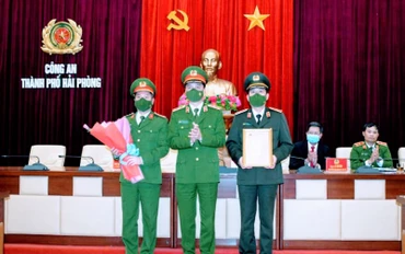 Thay mặt lãnh đạo Bộ Công an, Trung tướng Nguyễn Duy Ngọc biểu dương và trao thư khen tới lãnh đạo Công an thành phố Hải Phòng. 