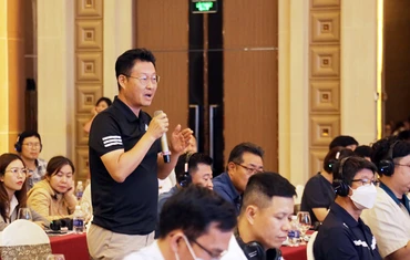 Đại diện doanh nghiệp Hàn Quốc trao đổi thông tin tại buổi đối thoại. Ảnh: PHẠM CHÍNH