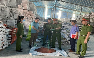 Kiểm tra chất lượng phân bón tại Công ty Cổ phần sản xuất và thương mại tổng hợp Cường Phát.