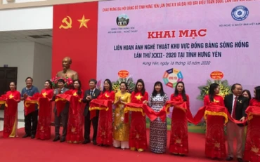 Các đại biểu cắt băng khai mạc Liên hoan ảnh nghệ thuật khu vực đồng bằng sông Hồng lần thứ 22.