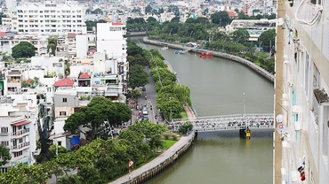 Làm sạch các dòng kênh sẽ tạo lối thoát nước thải đô thị.Ảnh: KHIẾU MINH