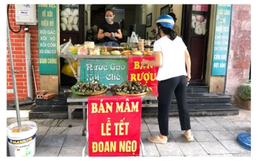Sáng 14-6 - ngày Tết Đoan Ngọ (mồng 5-5 âm lịch), từ sớm, người dân Hà Nội tấp nập mua rượu nếp, hoa quả, bánh gio... về thắp hương.