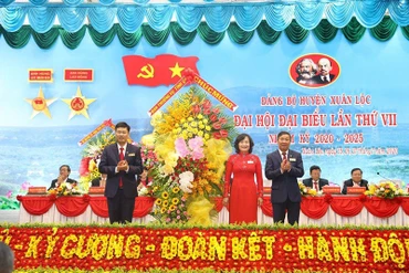 Đồng chí Hồ Thanh Sơn (phải) tặng lẵng hoa chúc mừng Đại hội.