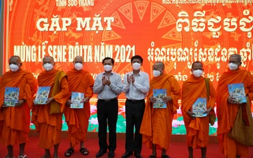 Lãnh đạo tỉnh Sóc Trăng tặng quà cho các vị sư sãi tiêu biểu.