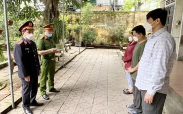 Cơ quan Cảnh sát điều tra, Công an tỉnh tống đạt các quyết định khởi tố vụ án, khởi tố bị can. (Ảnh: Đức Vũ/Báo Nghệ An)