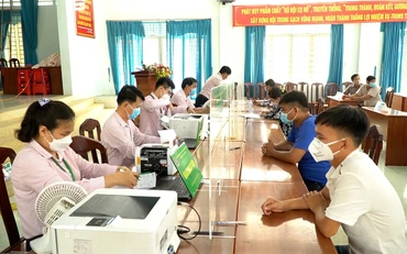 Giải ngân cho vay tại Phòng giao dịch Ngân hàng Chính sách xã hội huyện Bến Cầu (Tây Ninh).