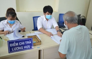 Cán bộ hưu trí nhận lương hưu trực tiếp tại một điểm chi trả trên địa bàn Thành phố.