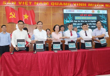 Ký kết biên bản ghi nhớ Liên kết, hợp tác đào tạo và nghiên cứu khoa học “Một sức khỏe” dựa trên thực địa giai đoạn 2022-2031.