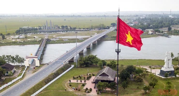 Câu chuyện của những người đã sống, chiến đấu bảo vệ ngọn cờ thiêng liêng tại cầu Hiền Lương là một khúc trường ca sẽ ngân vang mãi trong lòng người hiện tại. (Ảnh: THÀNH ĐẠT)
