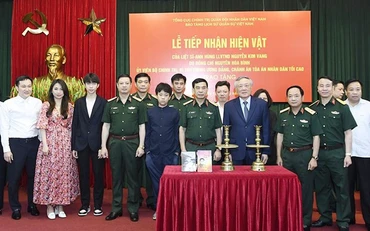 Lễ tiếp nhận hiện vật. (Ảnh: Báo điện tử Chính phủ)