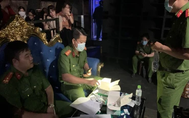 Hiện trường phát hiện các đối tượng dương tính với ma túy. 