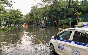 Mưa lớn gây ngập ở Hà Nội chiều 29/5. (Ảnh minh họa: Duy Linh)