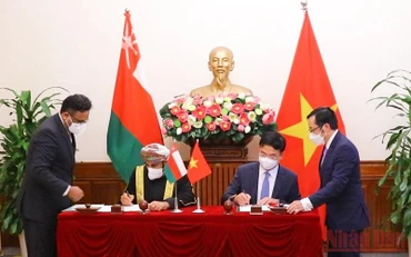 Thứ trưởng Ngoại giao Phạm Quang Hiệu và Đại sứ Oman tại Việt Nam Saleh Mohamed Ahmed Al Suqri ký kết Hiệp đinh miễn thị thực cho người mang hộ chiếu ngoại giao, hộ chiếu đặc biệt và hộ chiếu công vụ.