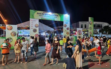Đông đảo du khách đến tham gia Ngày hội Bánh dân gian Nam Bộ tại Cà Mau.